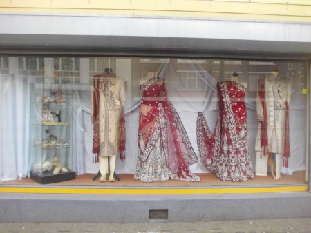 Specialist in Banari Sari's, Borduran sari's Trouw Sari's ma 13.00-18.00 di11.00-18.00 vr11.00-21.00